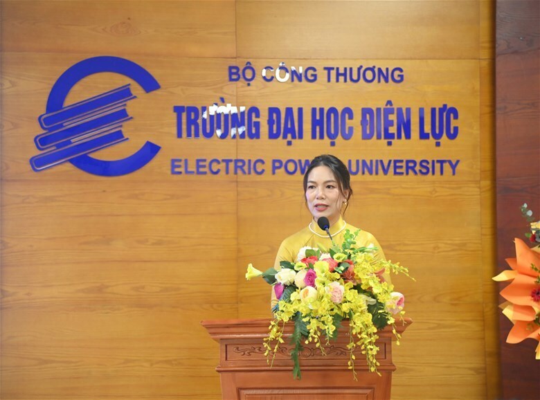 Bà Đinh Thị Thúy - Phó Chủ tịch Hội đồng quản trị Công ty Cổ phần Misa - đại diện các doanh nghiệp phát biểu, gửi lời cảm ơn và tặng hoa tri ân tới Nhà trường. Ảnh: EPU