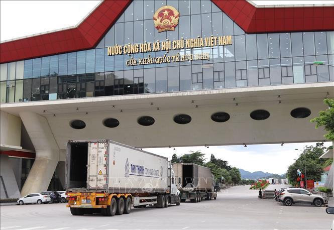 Phương tiện xuất nhập khẩu hàng hóa tại cửa khẩu quốc tế Hữu Nghị, tỉnh Lạng Sơn. Ảnh: Quang Duy/TTXVN