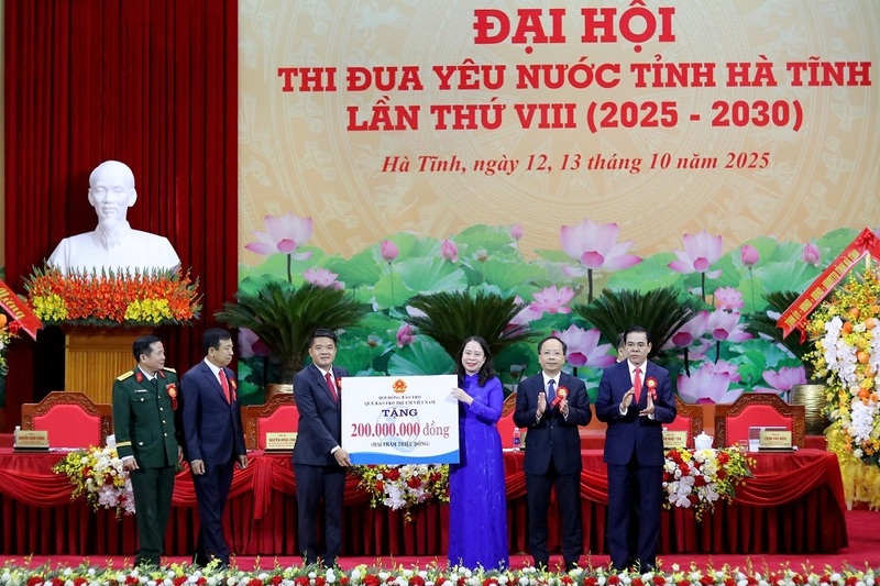 Phó Chủ tịch nước Võ Thị Ánh Xuân trao tặng quà của Hội đồng Bảo trợ Quỹ Bảo trợ trẻ em Việt Nam cho Hà Tĩnh trị giá 200 triệu đồng. Ảnh: Thành Sen