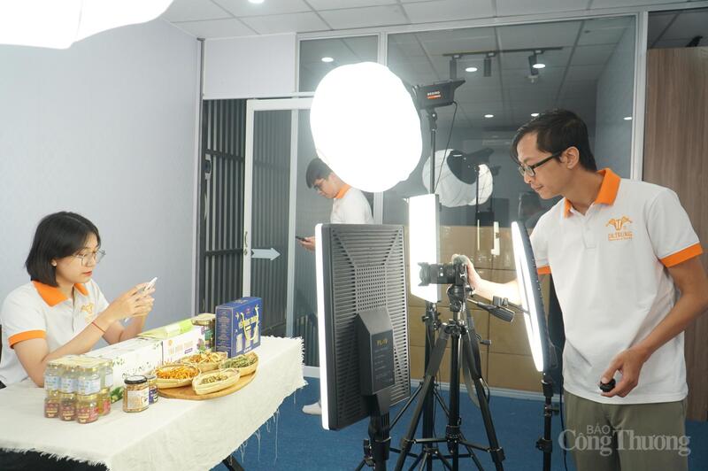 Đội ngũ nhân viên Công ty Vinseed chuẩn bị máy móc, thiết bị để bắt đầu một phiên livestream bán hàng ngay tại cơ sở sản xuất