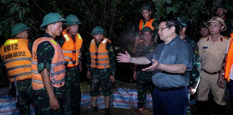 Thủ tướng Phạm Minh Chính đến kiểm tra công tác ứng phó với mưa lũ tại các xã Trung Giã, Đa Phúc, thành phố Hà Nội tối 9/10/2025, . Ảnh: Báo Nhân dân