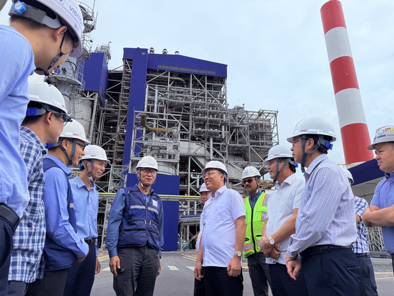 Thứ trưởng Bộ Công Thương Nguyễn Hoàng Long kiểm tra công tác vận hành tại Nhà máy nhiệt điện Vũng Áng.