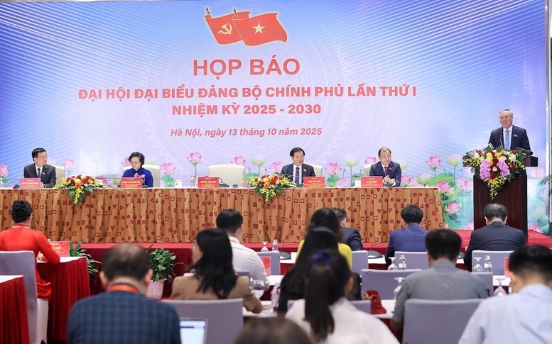 Ủy viên Bộ Chính trị, Phó Bí thư Thường trực Đảng ủy Chính phủ, Phó Thủ tướng Thường trực Chính phủ Nguyễn Hòa Bình chủ trì họp báo - Ảnh: VGP/Nhật Bắc