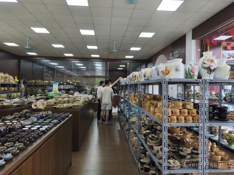 Khách tham quan, mua sắm sản phẩm tại Trung tâm thiết kế, sáng tạo và bảo tồn nghề gốm quốc gia tại làng nghề Bát Tràng. Ảnh: Nguyễn Hòa