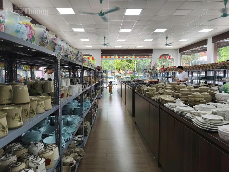 Nhiều sản phẩm gốm của làng nghề được trưng bày tại Trung tâm thiết kế, sáng tạo và bảo tồn nghề gốm quốc gia. Ảnh: Nguyễn Hòa