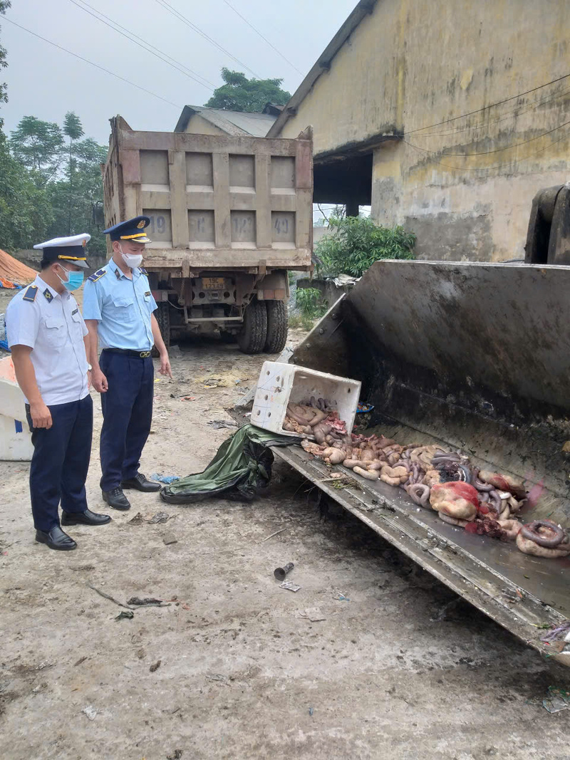 Lực lượng chức năng đưa hàng đi tiêu hủy. Ảnh: Quản lý thị trường Phú Thọ