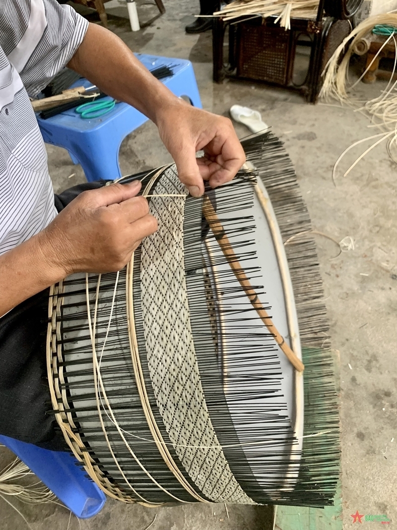 Nhiều cơ sở sản xuất mây tre đan ở Làng nghề Phú Vinh (xã Phú Nghĩa, Hà Nội) đã áp dụng quy trình sản xuất sạch. Ảnh: QĐND