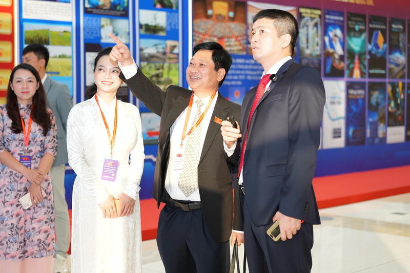 Ông Nguyễn Khắc Lịch, Cục trưởng Cục Công nghiệp Công nghệ Thông tin, Bộ Khoa học và Công nghệ góp ý hoàn thiện Mạng Dịch vụ Đa chuỗi Blockchain Việt Nam. Ảnh: VBA