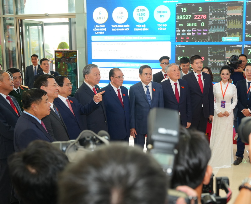 Các lãnh đạo Đảng, Chính phủ tham quan triển lãm và khu vực trưng bày Mạng Dịch vụ Đa chuỗi Blockchain Việt Nam. Ảnh: VBA