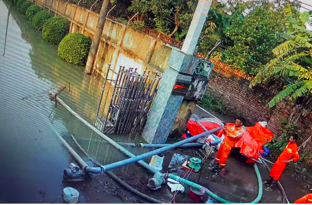 Các công nhân truyền tải túc trực xử lý sự cố ngập