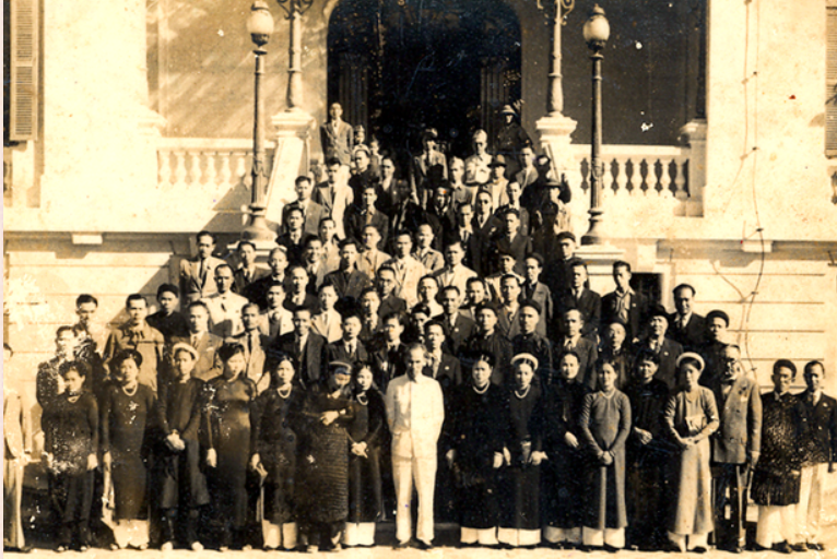 Chủ tịch Hồ Chí Minh gặp gỡ giới Công Thương Hà Nội tại Bắc Bộ phủ năm 1945. Ảnh tư liệu.