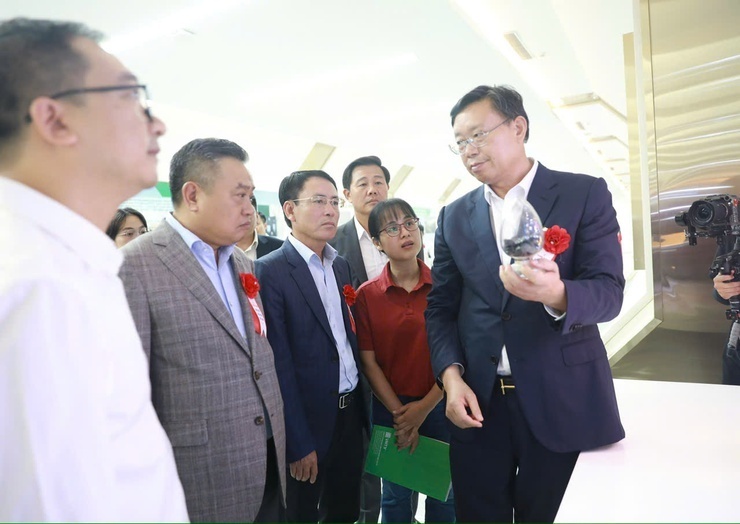 Chủ tịch UBND thành phố Hà Nội Trần Sỹ Thanh và các đại biểu nghe giới thiệu công nghệ hiện đại được sử dụng tại nhà máy.