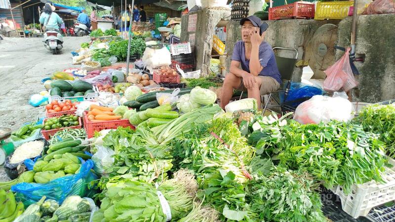 Thị trường rau xanh tại Hà Nội có nơi tăng gấp 3 lần so với ngày thường sau 2 trận bão số 10 và 11 vừa qua. Ảnh: Hải Sơn