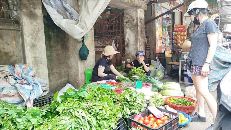 Người tiêu dùng lưỡng lự lựa chọn mua rau khi giá tăng cao.