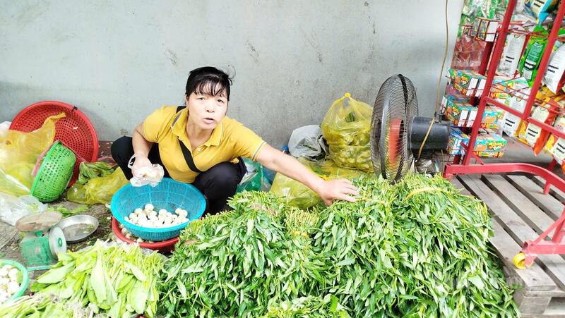 Rau muống (tay tiểu thương cầm) có giá 40.000 đồng/mớ.