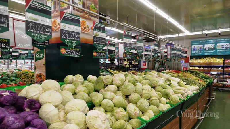 Cũng giống như chợ dân sinh, khu vực rau xanh trong siêu thị khá vắng khách mua.