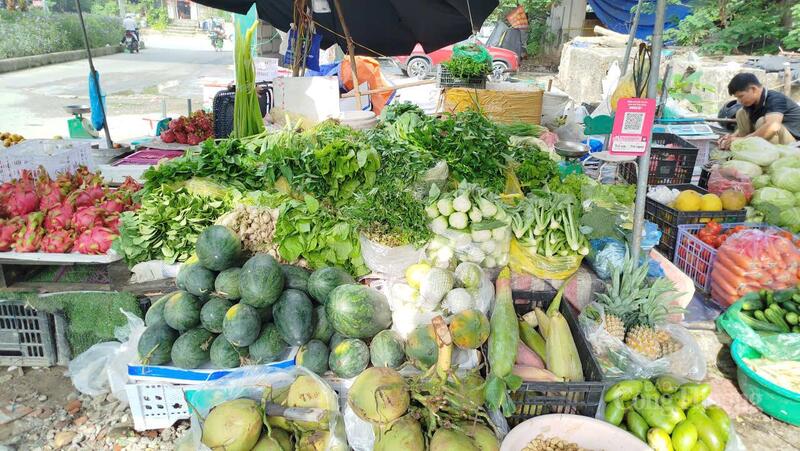 Mặt hàng rau xanh ở chợ Tân Xuân không còn phong phú như những ngày trước mưa bão.