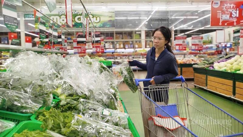Người tiêu dùng lựa chọn rau xanh trong siêu thị.