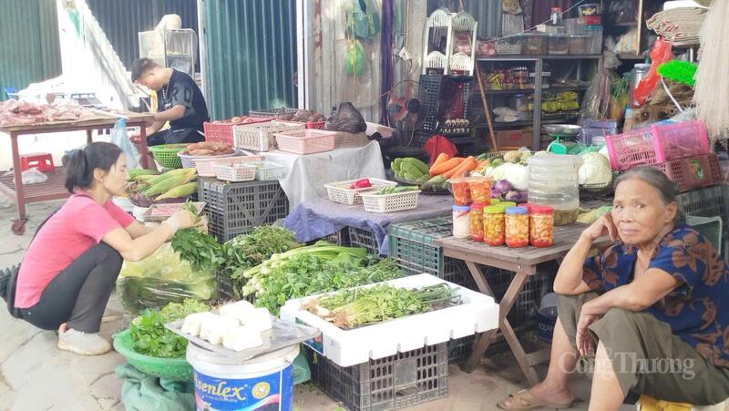 Cửa hàng bán rau xanh ở phố Nhật Tảo (phường Phú Thượng, TP. Hà Nội) không lấy được hàng để bán.