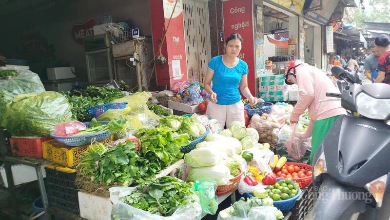 Rau xanh tại các chợ dân sinh ở Hà Nội tăng giá mạnh so với ngày thường.