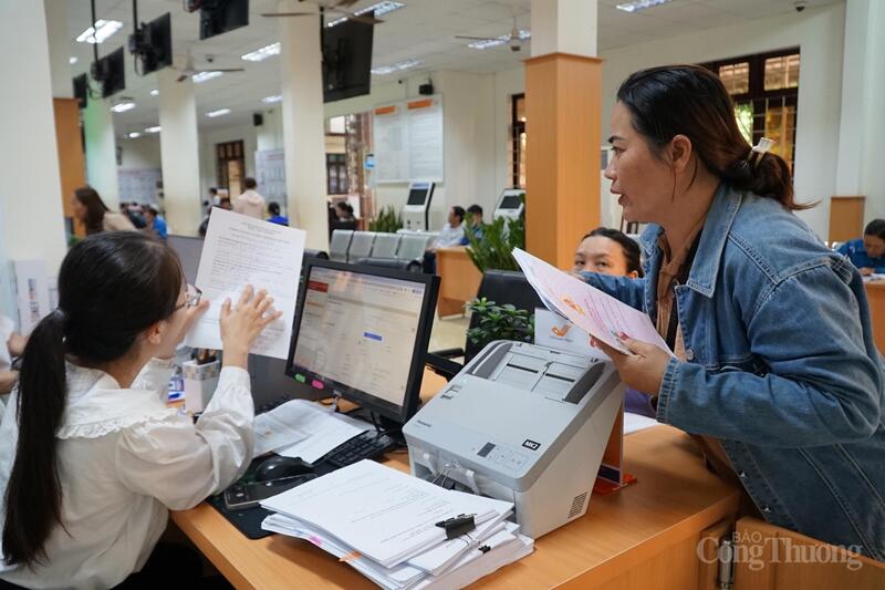 Người dân làm thủ tục đất đai tại Trung tâm phục vụ hành chính công phường Buôn Ma Thuột. Ảnh: Vũ Long