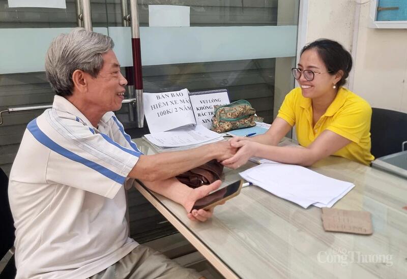 Ông Lê Duy Vị (76 tuổi, phường Phan Đình Phùng) vui mừng khi nhận được lương hưu ngay sau những ngày khó khăn do ảnh hưởng mưa lũ
