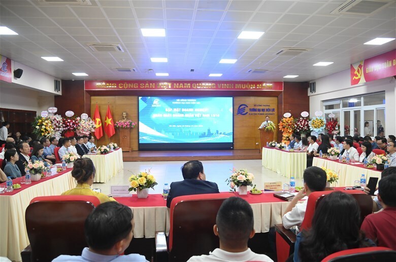 Toàn cảnh chương trình gặp mặt.Ảnh: EPU