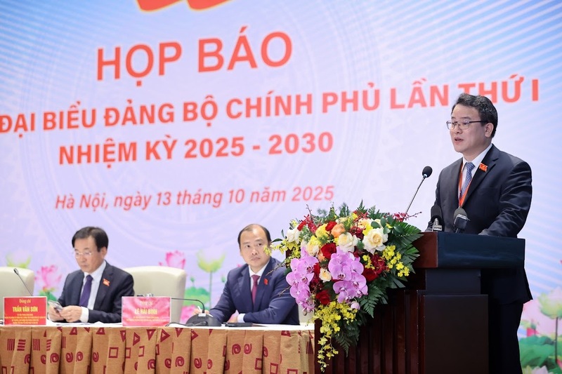 Thứ trưởng Bộ Tài chính Trần Quốc Phương trả lời tại họp báo. Ảnh: VGP/Nhật Bắc