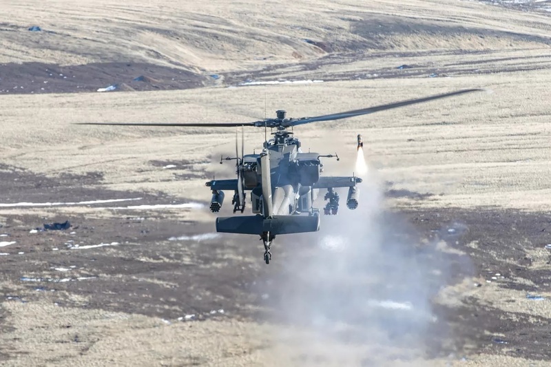 AH-64 Apache luôn xuất hiện như “bóng ma trên bầu trời”, gieo rắc nỗi sợ cho mọi mục tiêu bọc thép. Ảnh: U.S. Army.