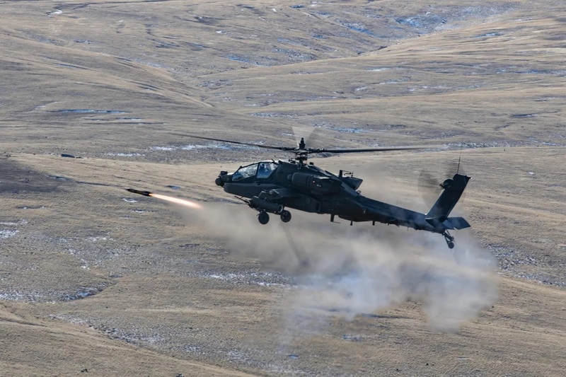 Ẩn sau hình dáng thô ráp là sức mạnh khủng khiếp, AH-64 Apache có thể hủy diệt cả đoàn xe tăng chỉ trong vài phút nhờ hỏa lực Hellfire và pháo M230. Ảnh: U.S. Army.