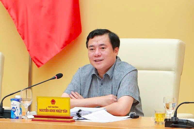Thứ trưởng Bộ Công Thương Nguyễn Sinh Nhật Tân chủ trì họp Ban soạn thảo Dự thảo Luật Thương mại điện tử.