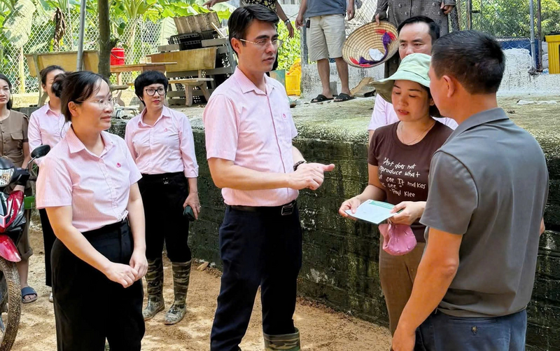 Đoàn công tác Ngân hàng Chính sách xã hội thăm hỏi các gia đình bị ảnh hưởng bão lũ tỉnh Thái Nguyên. Ảnh: VBSP