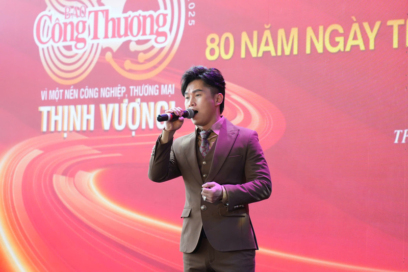 Ca sĩ Du Thiên hát “Bài ca Hà Nội” tại Lễ kỷ niệm 80 năm ngày Truyền thống Báo Công Thương. Ảnh: Thanh Thảo