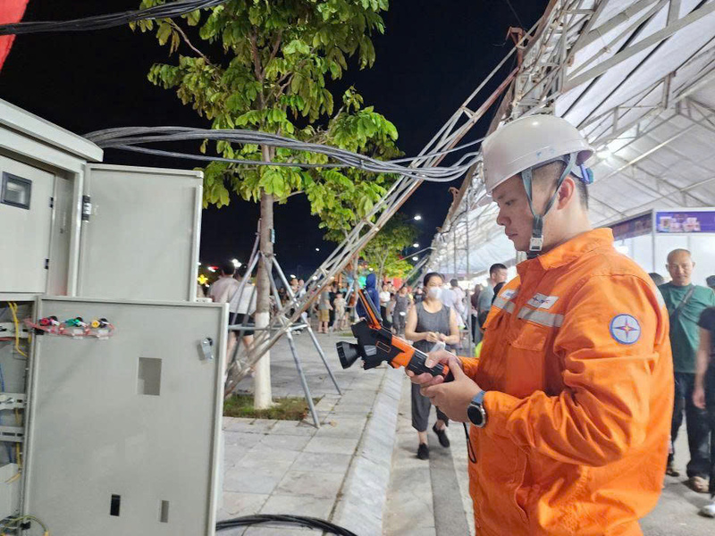Công nhân Công ty Điện lực Sơn La kiểm tra thiết bị điện bằng camera đo nhiệt