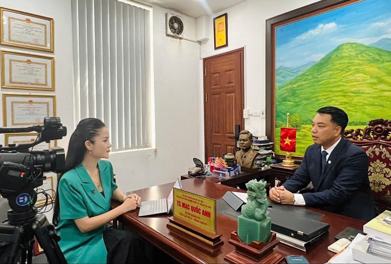 TS. Mạc Quốc Anh đang chia sẻ với phóng viên Báo Công Thương. Ảnh: Nguyễn Thanh