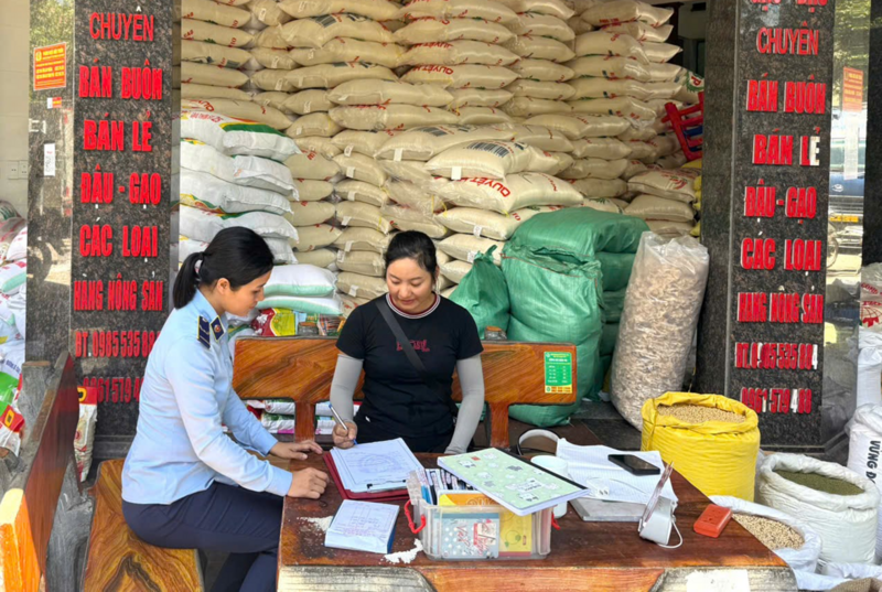 Lực lượng QLTT Thanh Hóa tuyên truyền, ký cam kết, nắm tình hình cung ứng hàng hóa tại chợ Đầu Mối, phường Hạc Thành, tỉnh Thanh Hóa. Ảnh: QLTT Thanh Hóa