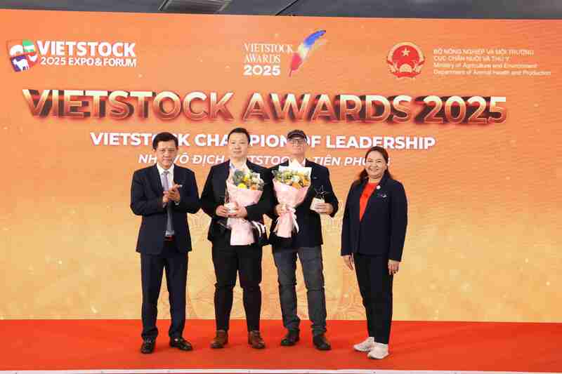 Cục trưởng Cục Chăn nuôi và Thú y Dương Tất Thắng và Giám đốc Chuỗi dự án - ASEAN (Tập đoàn Informa Markets) Rose Chitanuwat vinh danh Nhóm 1: Nhà vô địch Vietstock - Tiên phong.