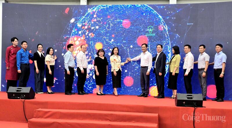 Các đại biểu thực hiện nghi thức phát động cuộc thi.
