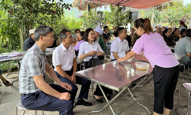 Đoàn cán bộ Bảo Minh đến thăm hỏi và viếng nạn nhân bị thiệt mạng trong vụ tai nạn