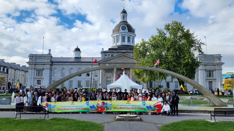Đoàn tham quan nhiều địa điểm nổi tiếng tại Canada (Ảnh PVCFC)