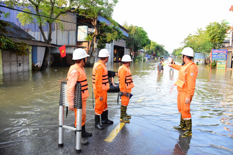 Công nhân EVNHANOI kiểm tra hiện trường tại khu vực Sóc Sơn.