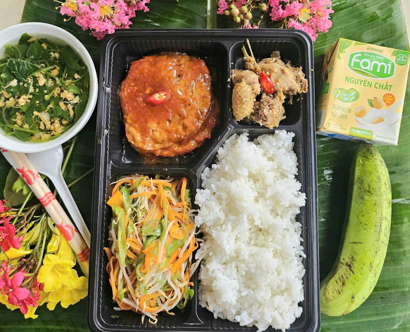 Những phần cơm ngon, lành chuẩn bị gửi tới bà con. Ảnh: Nguyễn Tuấn