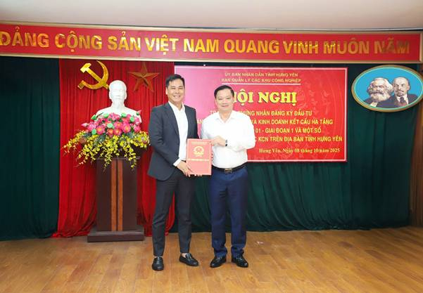Chủ tịch UBND tỉnh Hưng Yên Nguyễn Khắc Thận (phải) trao Quyết định chấp thuận đầu tư dự án cho ông Tôn Mạnh Dũng, Phó Chủ tịch HĐQT Công ty Cổ phần Viglacera Hưng Yên. Ảnh: Hoàng Linh