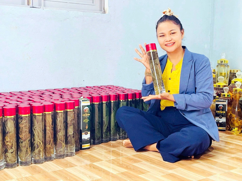 Chị Hồ Thị Mười khởi nghiệp thành công với sản phẩm dược liệu từ cây sâm Ngọc Linh. Ảnh: Nguyễn Dương