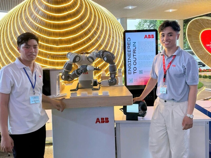 Phạm Nguyễn Hoàng Duy (trái) và Trần Duy Khanh - sinh viên Khoa Công nghệ Điện IUH tại khu vực triển lãm. Ảnh: IUH.