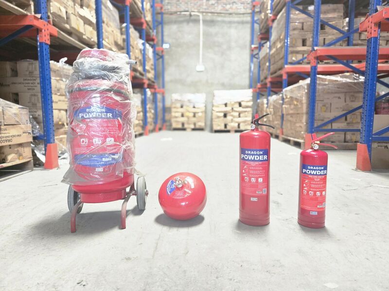 Các loại bình chữa cháy giả nhãn hiệu Dragon. Ảnh: Công an TP. Hà Nội