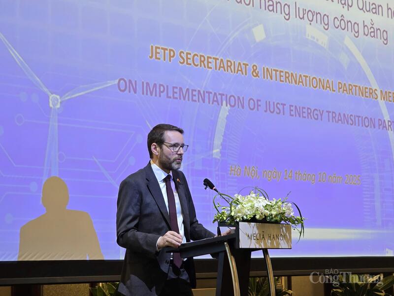 Ông Iain Frew - Đại sứ Anh tại Việt Nam phát biểu tại cuộc họp.