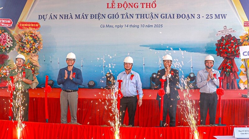Các đại biểu thực hiện nghi thức động thổ dự án Điện gió Tân Thuận giai đoạn 3.