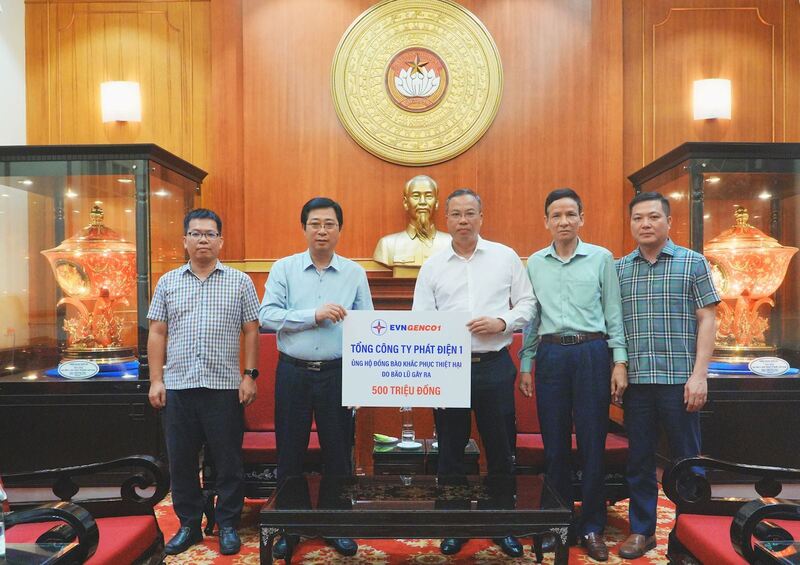 Tổng giám đốc EVNGENCO1 Lê Hải Đăng (thứ ba từ phải sang), đại diện EVNGENCO1 trao tặng 500 triệu đồng ủng hộ đồng bào khắc phục thiệt hại do bão lũ