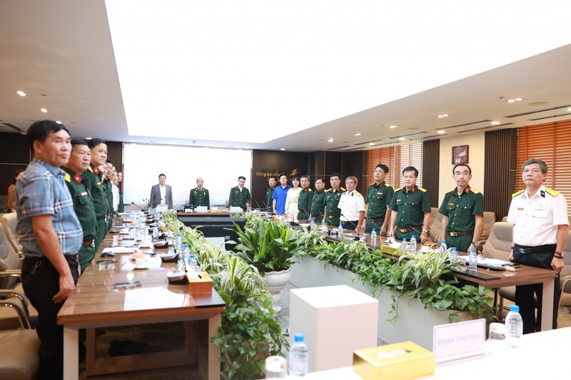 Các đại biểu thực hiện nghi thức chào cờ (Ảnh PVEP)